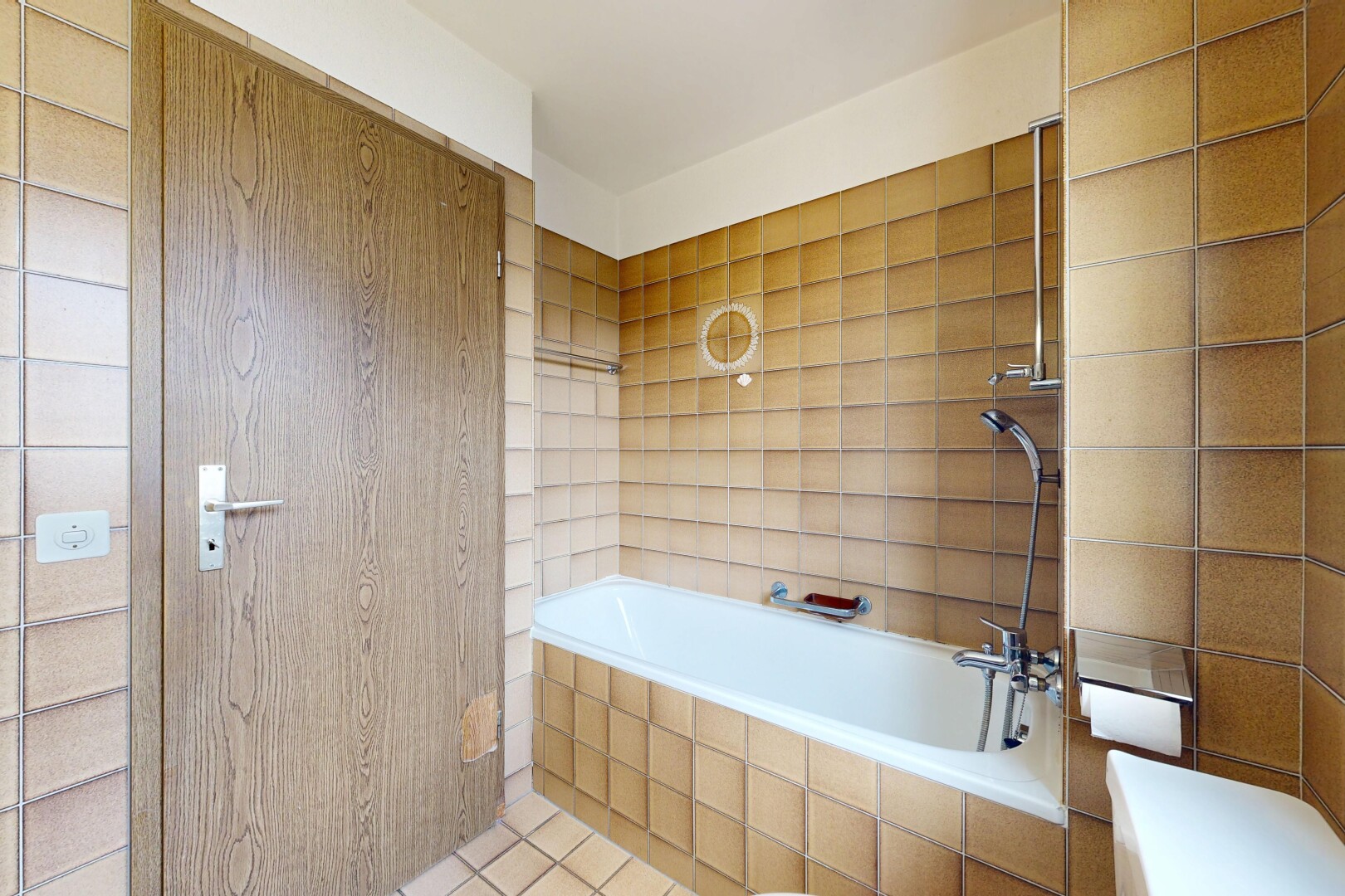 bad mit bad, komplettes badezimmer, inside property, fliesenboden, und tile floor
