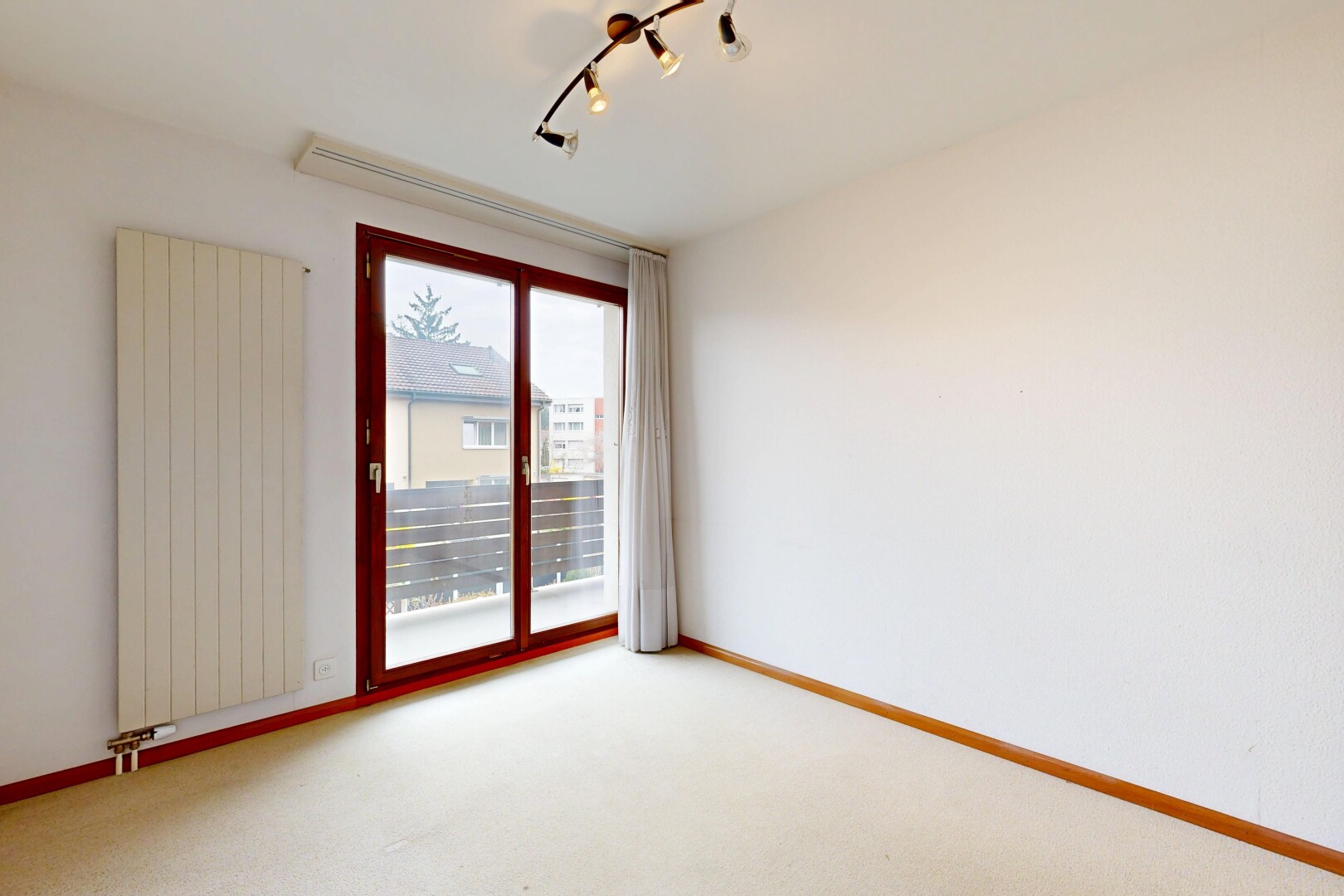 leerer raum mit teppich, carpet, kühler, gipskartonwand, und drywall
