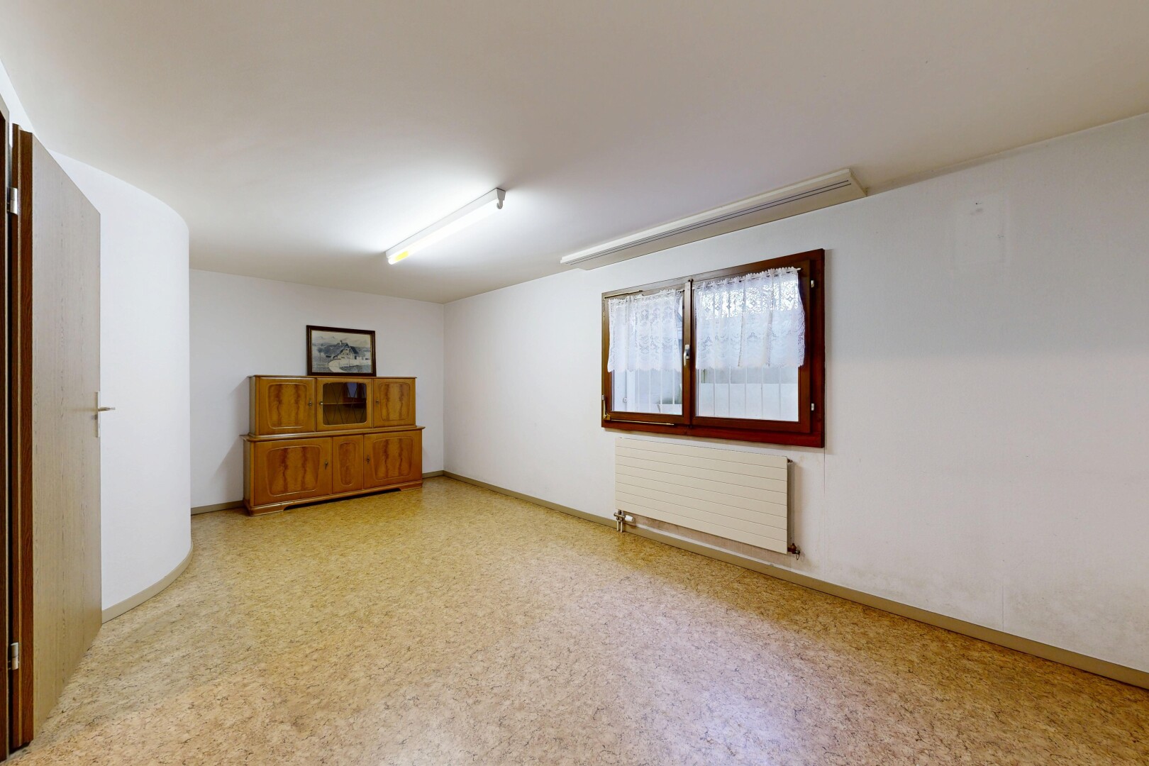 leerer raum mit kühler, inside property, drywall, gipskartonwand, und baseboards wall