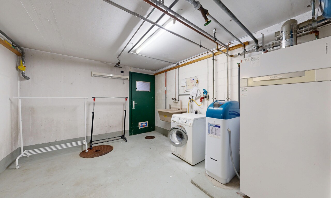 wäschekammer mit inside property, tumbler, concrete floor, betonboden, und drywall