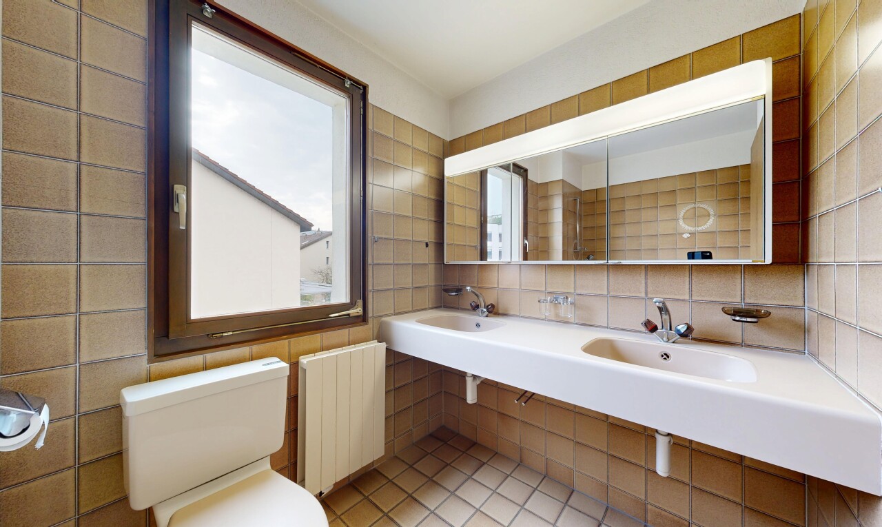 bad mit toilette, kühler, natürliches licht, natural light, und light floor