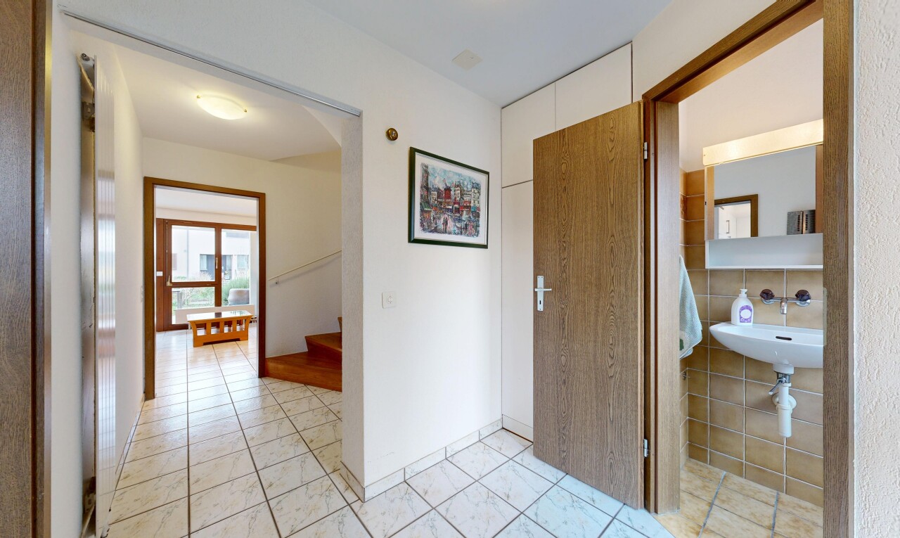 halle / korridor mit gipskartonwand, drywall, inside property, light floor, und fliesenboden