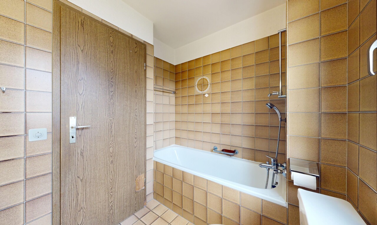 bad mit bad, komplettes badezimmer, inside property, fliesenboden, und tile floor