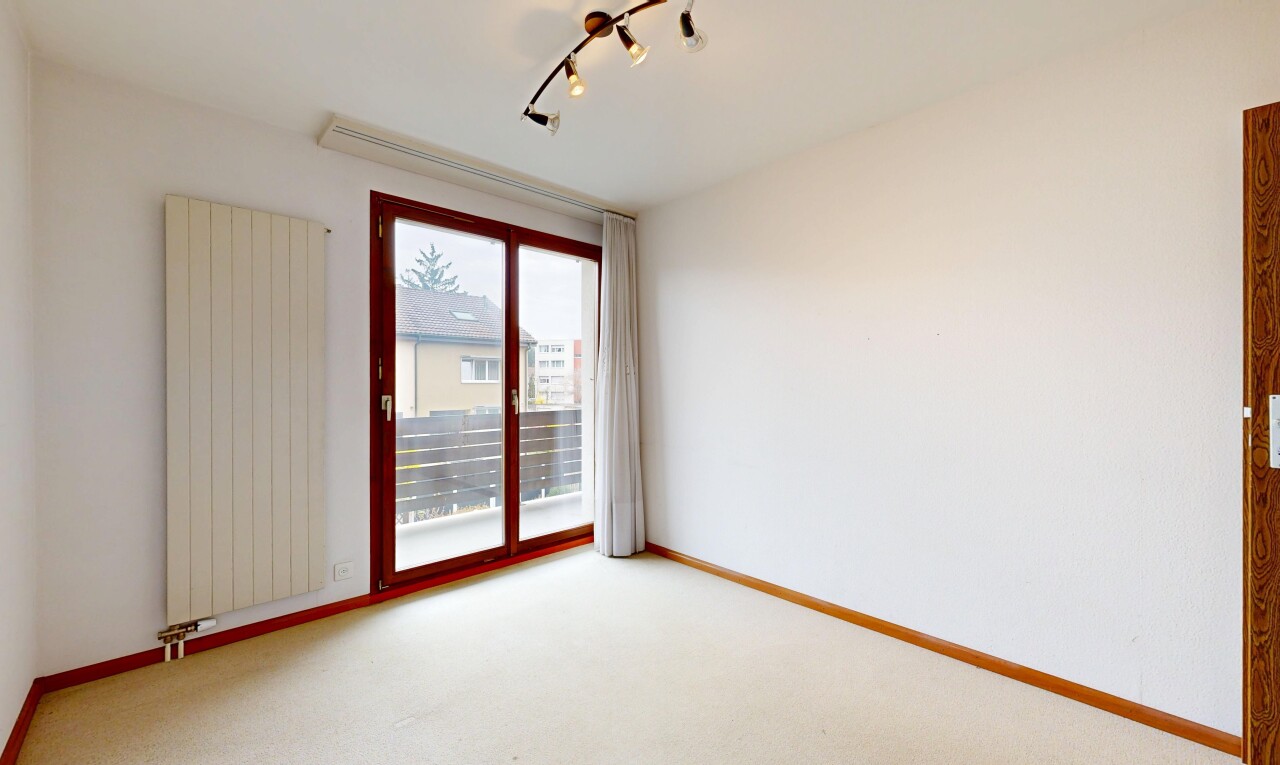 leerer raum mit teppich, carpet, kühler, gipskartonwand, und drywall
