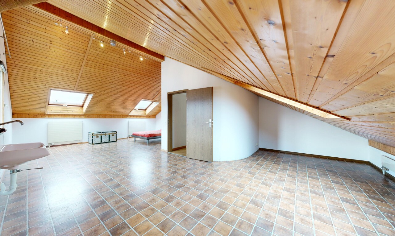 leerer raum mit dachschräge, vaulted ceiling, holzdecke, wood ceiling, und deckenbeleuchtung