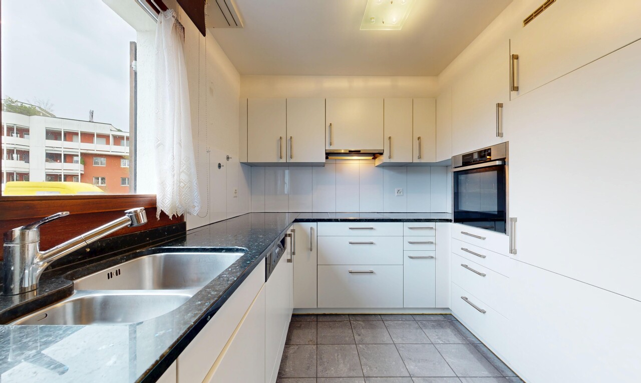 küche mit dark countertops, ofen, weiße schränke, white cabinets, und waschbecken