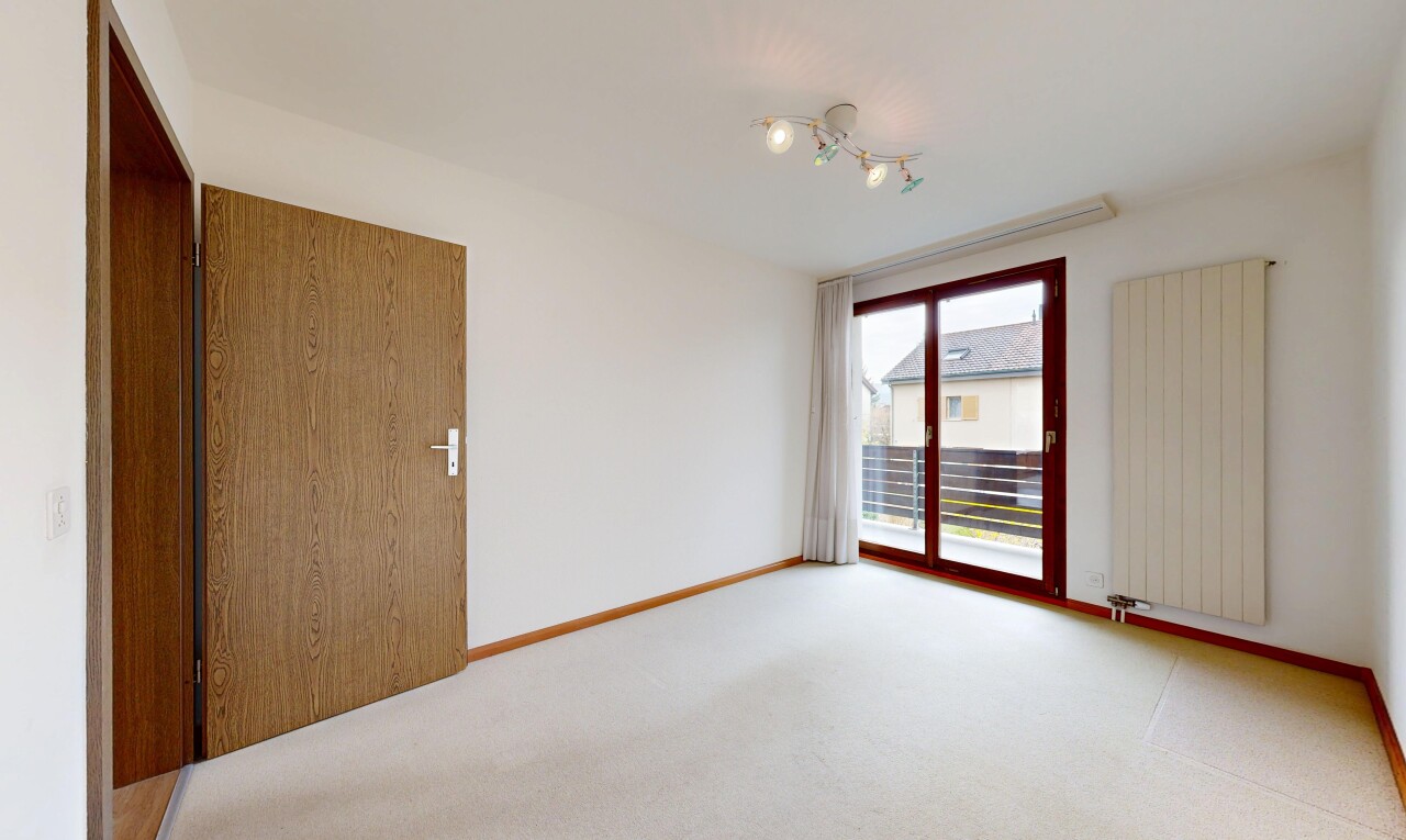 leerer raum mit kühler, inside property, gipskartonwand, drywall, und natürliches licht