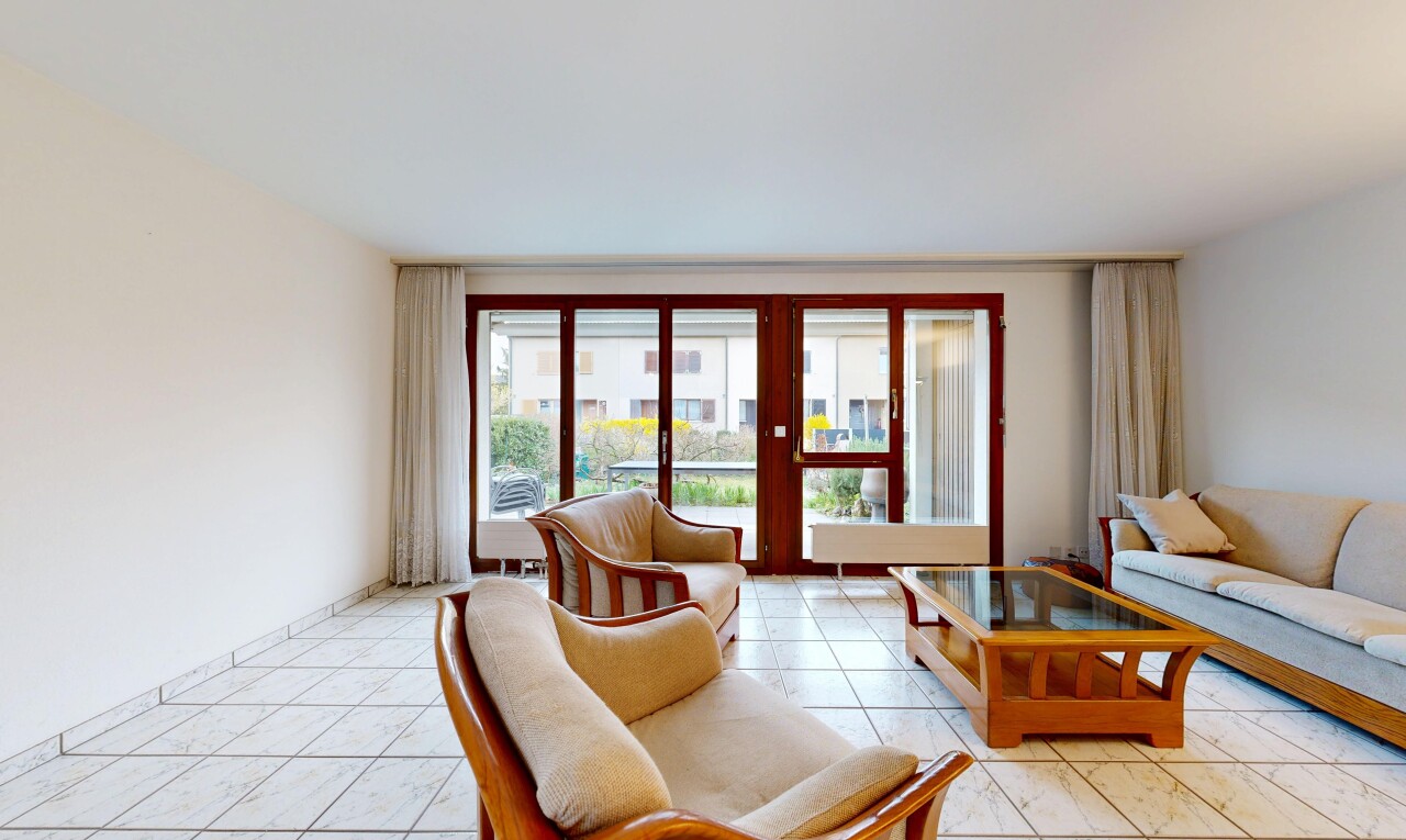 wohnzimmer mit gipskartonwand, drywall, inside property, natürliches licht, und natural light