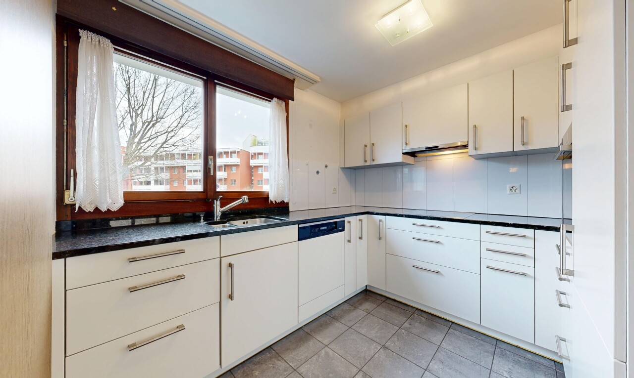 küche mit arbeitsplatten, dark countertops, weiße schränke, white cabinets, und natürliches licht