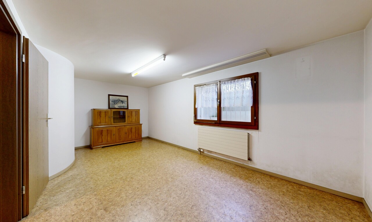 leerer raum mit kühler, inside property, drywall, gipskartonwand, und baseboards wall