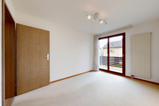 leerer raum mit kühler, inside property, gipskartonwand, drywall, und natürliches licht