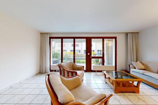 wohnzimmer mit gipskartonwand, drywall, inside property, natürliches licht, und natural light