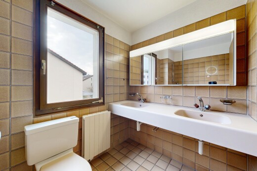 bad mit toilette, kühler, natürliches licht, natural light, und light floor