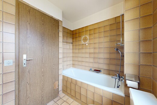 salle de bains avec bain, salle de bain complète, inside property, sol en carrelage, et tile floor