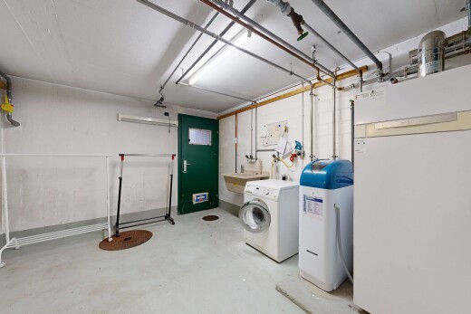 buanderie avec inside property, lave-linge et sèche-linge, concrete floor, sol en béton, et drywall