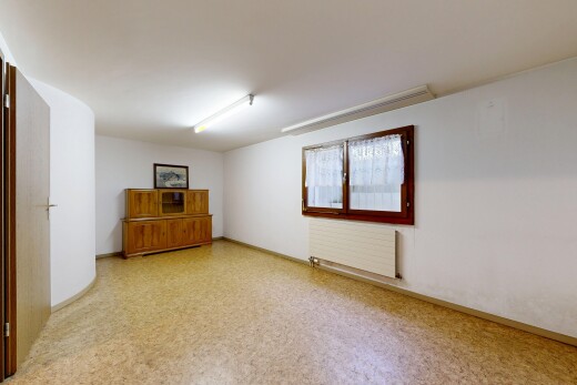 pièce vide avec radiateur, inside property, drywall, cloison sèche, et baseboards wall