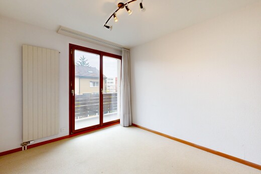 pièce vide avec moquette, carpet, radiateur, cloison sèche, et drywall