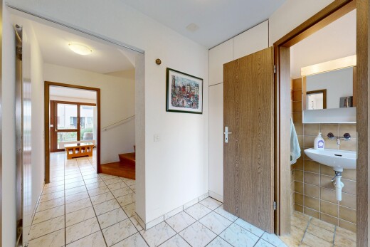 couloir avec cloison sèche, drywall, inside property, light floor, et sol en carrelage