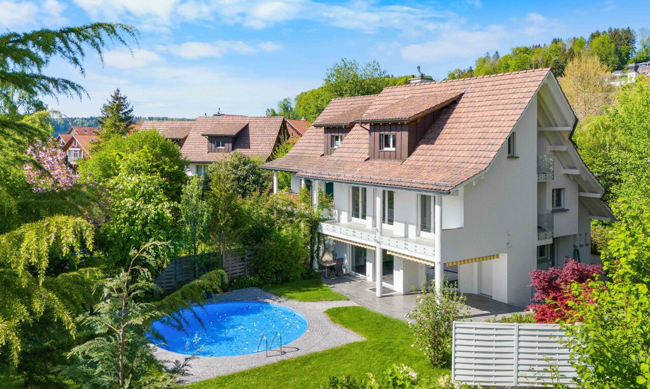 außenansicht mit stuckverkleidung, dachgaube, handlauf, balkon, und schwimmbad