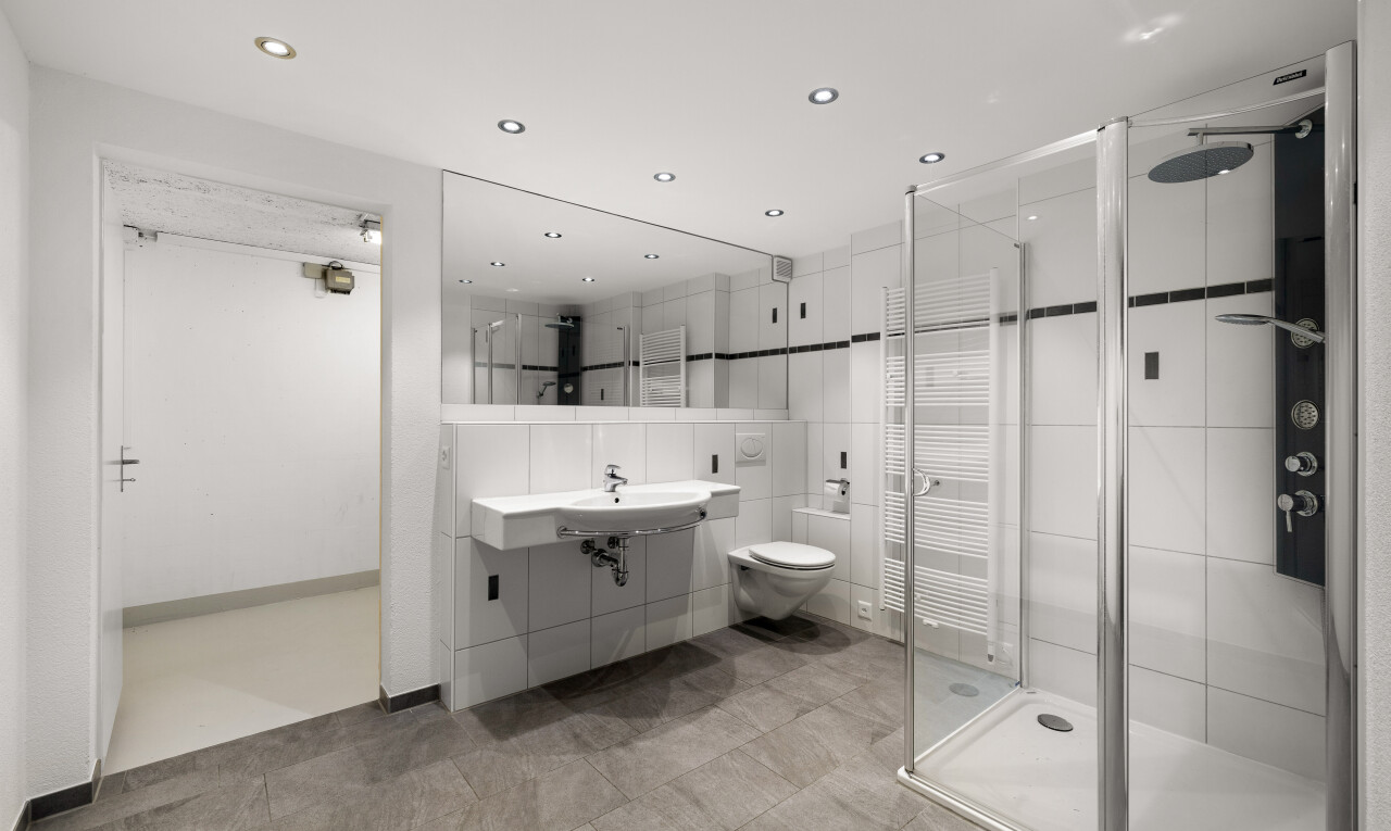 bad mit komplettes badezimmer, einbauleuchten, dusche, toilette, und spiegel