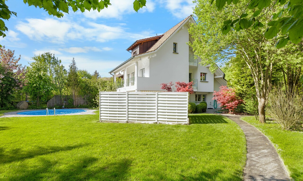 garten mit handlauf, zaun, schwimmbad, und rasen