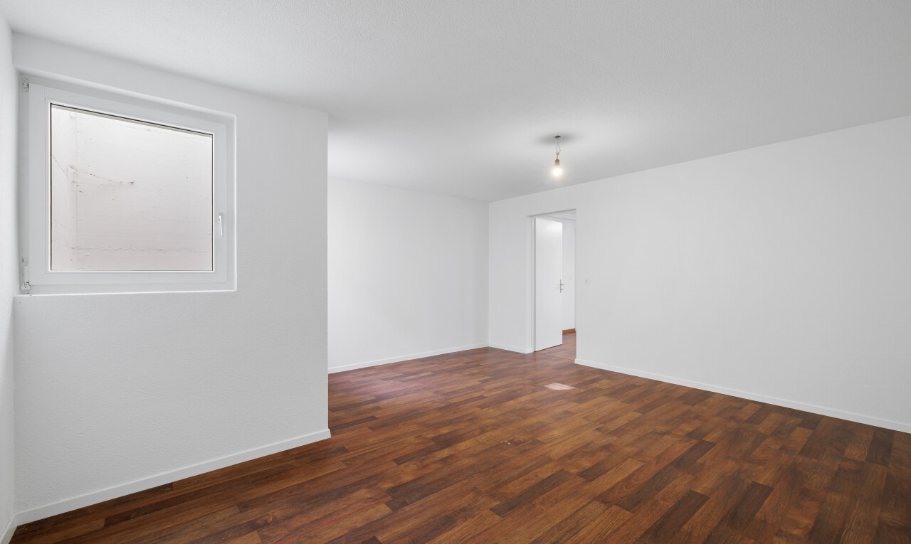 leerer raum mit gipskartonwand, holzfußboden, und sockelleisten