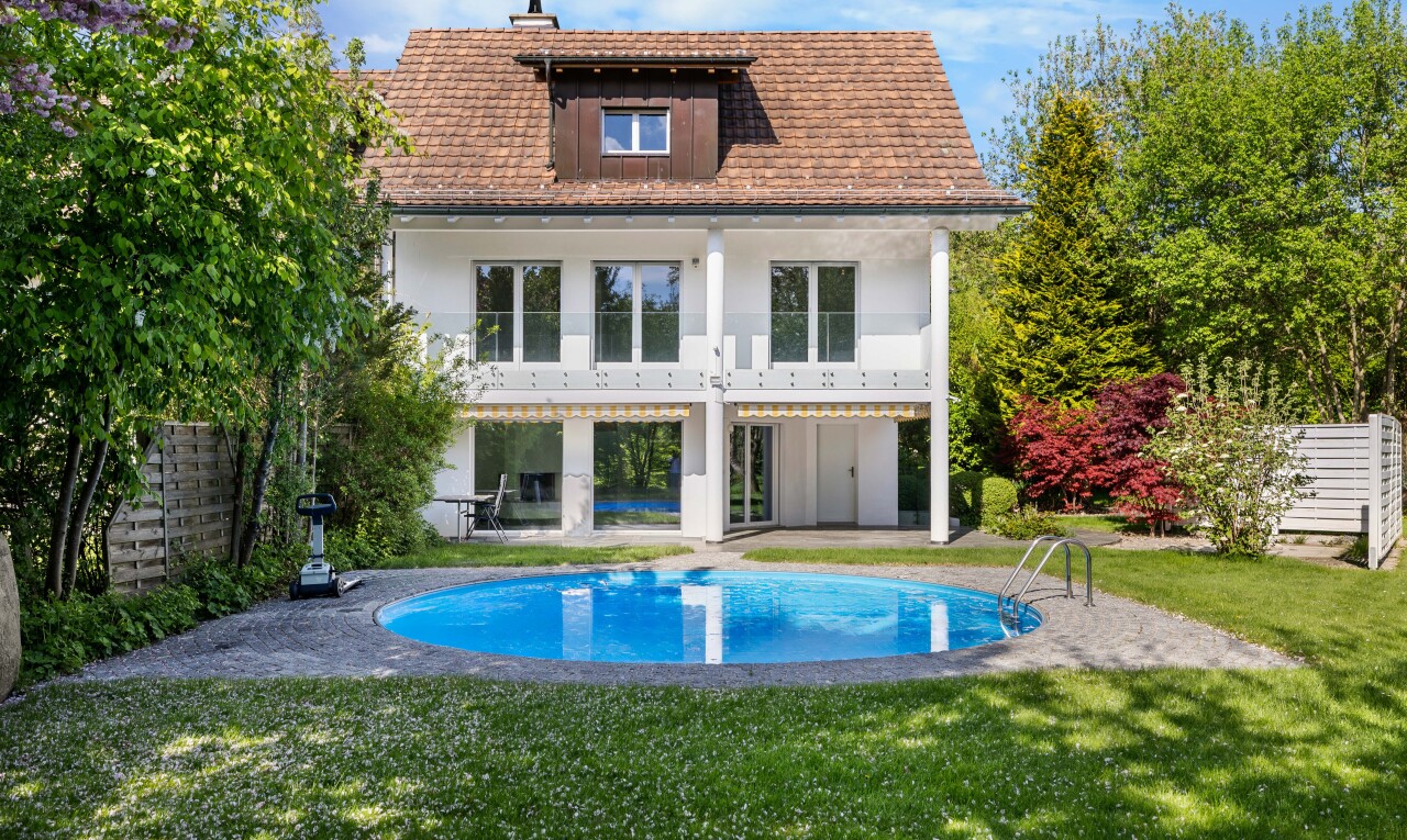 außenansicht mit dachgaube, rasen, schwimmbad, und handlauf