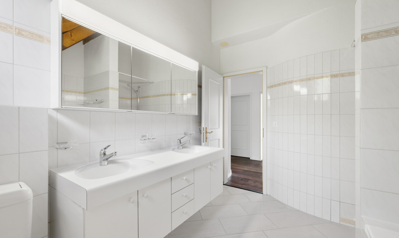 bad mit waschbecken, spiegel, komplettes badezimmer, und fliesenwand