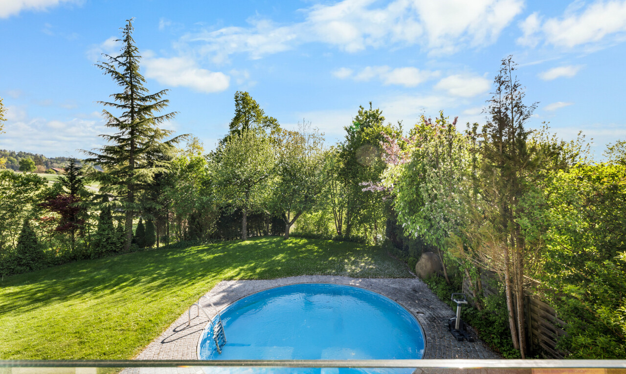 schwimmbad mit rasen