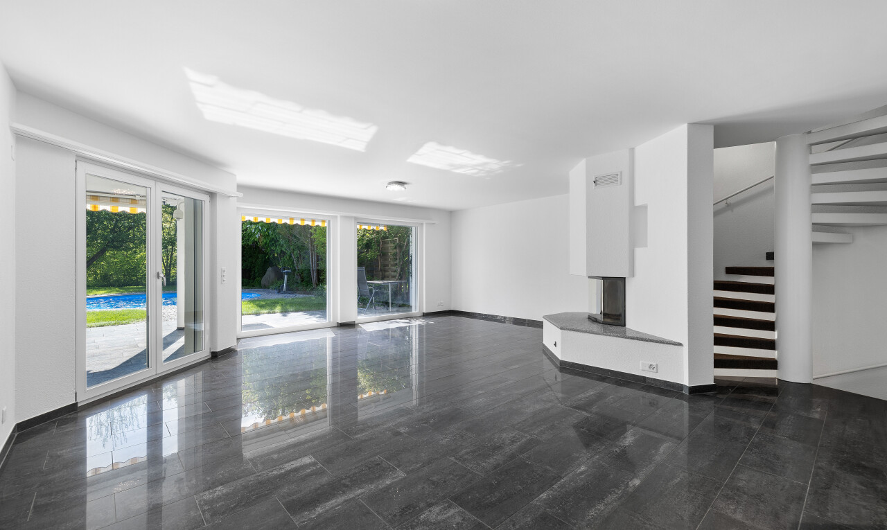 wohnzimmer mit gipskartonwand, natürliches licht, poolblick, und treppen