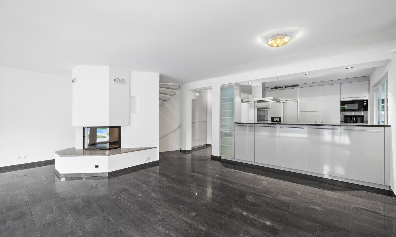 küche mit gipskartonwand, sockelleisten, arbeitsplatten, dunstabzugshaube, und weiße schränke