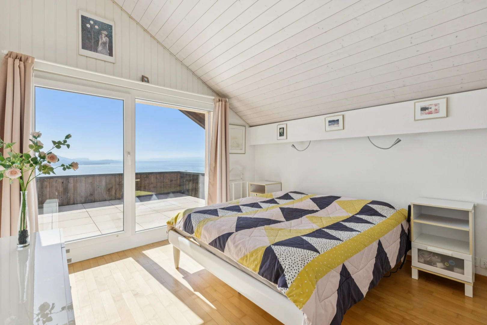 chambre avec vaulted ceiling, plafond voûté, pièce supplémentaire, wood finish floor, et sol en finition bois