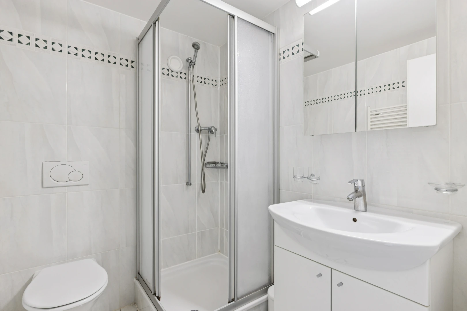 salle de bains avec tile wall, mur en carrelage, douche, salle de bain complète, et miroir