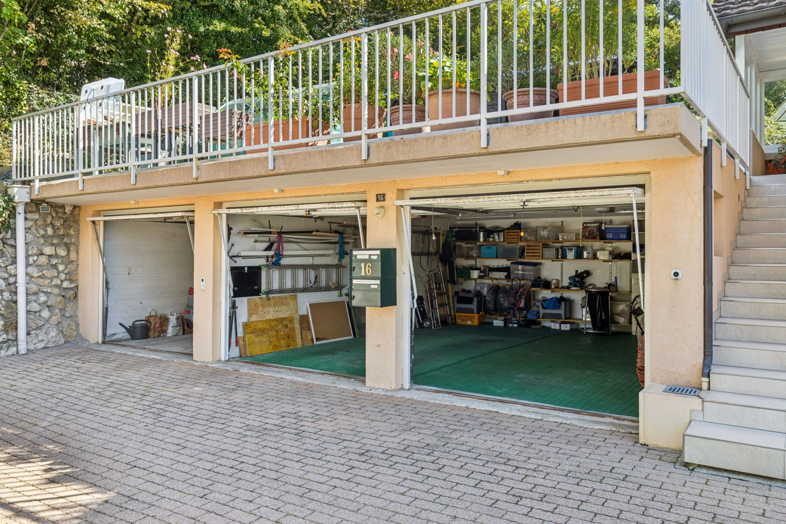 parking avec garage, escaliers, et allée