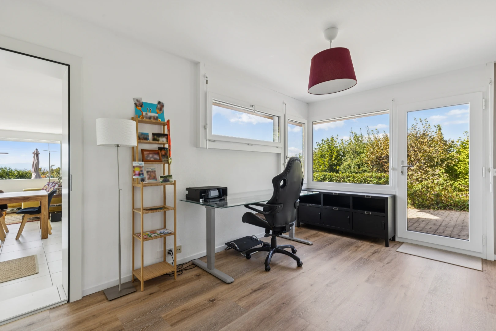 bureau avec accès à l'extérieur, day time, drywall, cloison sèche, et lumière naturelle