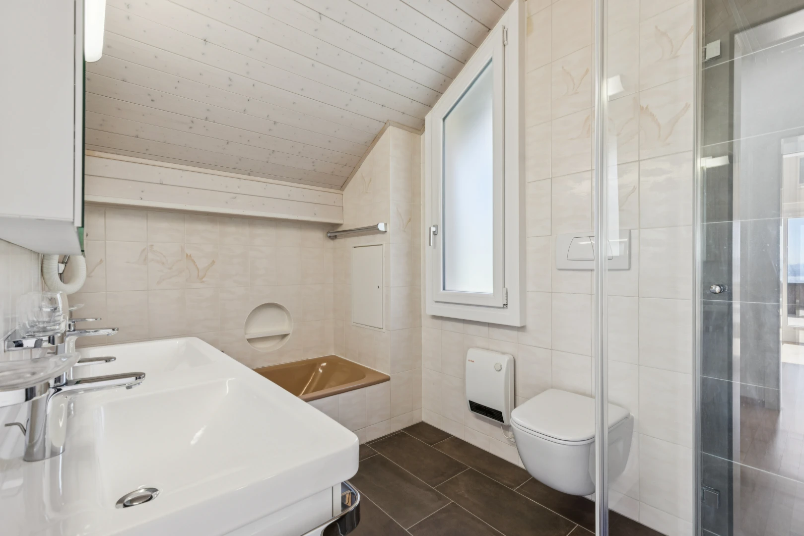 salle de bains avec salle de bain complète, tile wall, mur en carrelage, douche, et évier