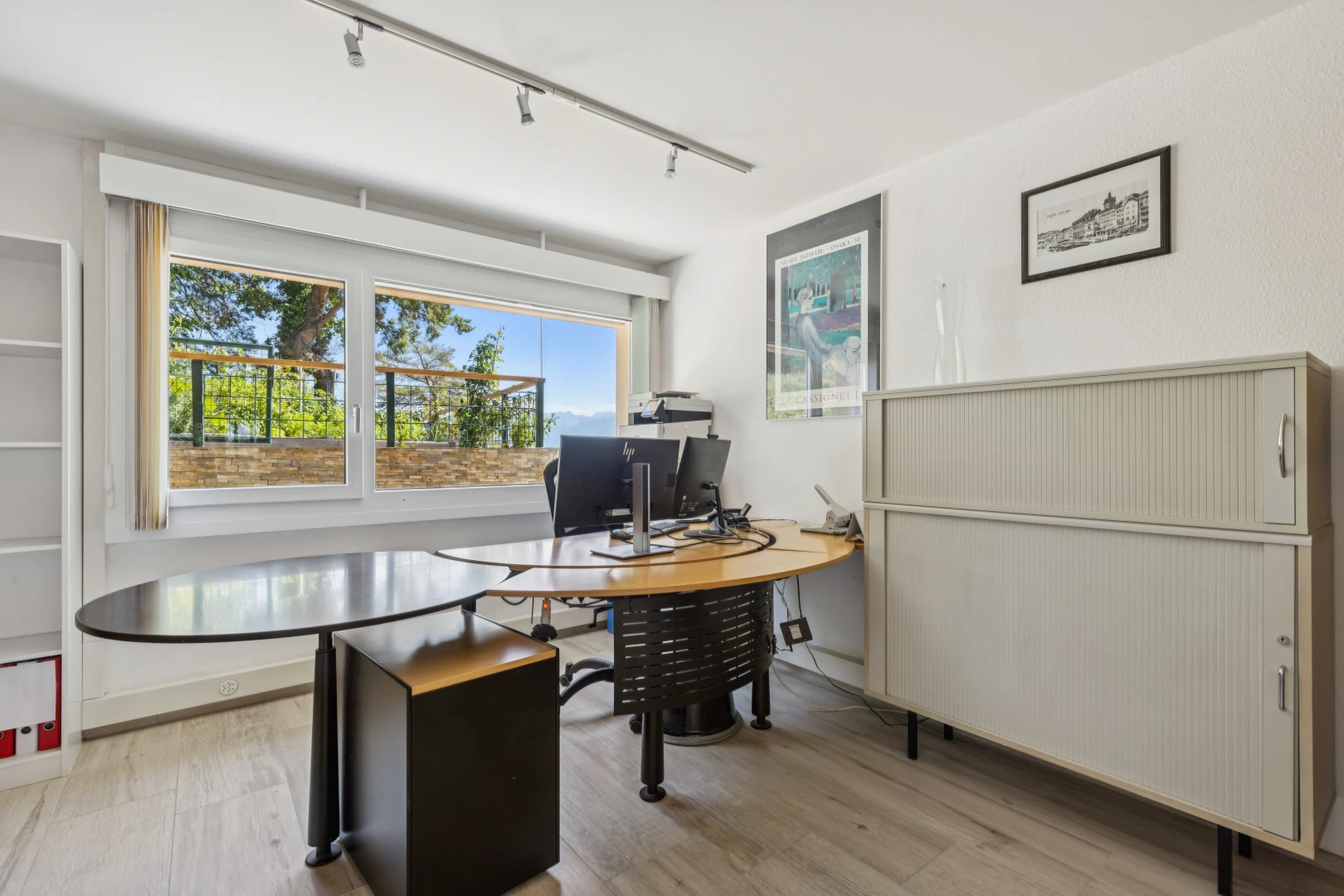 bureau avec éclairage sur rail, wood finish floor, sol en finition bois, télévision, et light floor