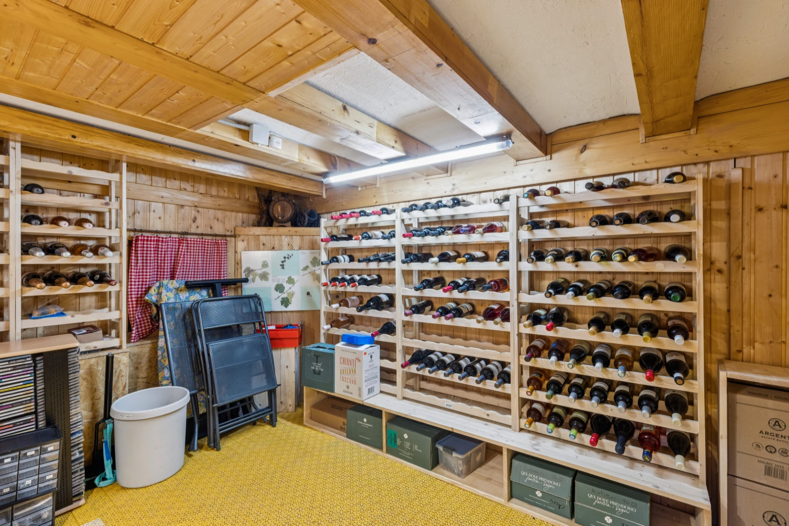 cave avec plafond à poutres, beamed ceiling, dated wood wall, mur en bois, et wood wall