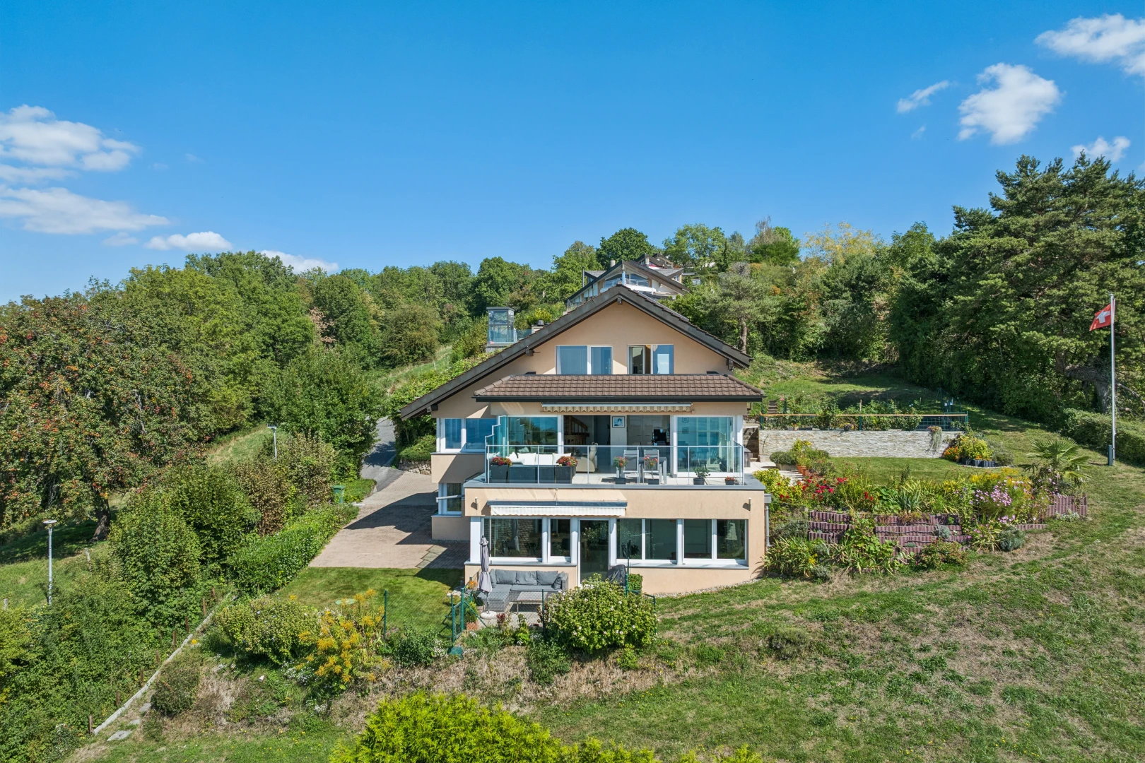 façade avec property visible, day time, véranda, drone view, et aerial subject clear