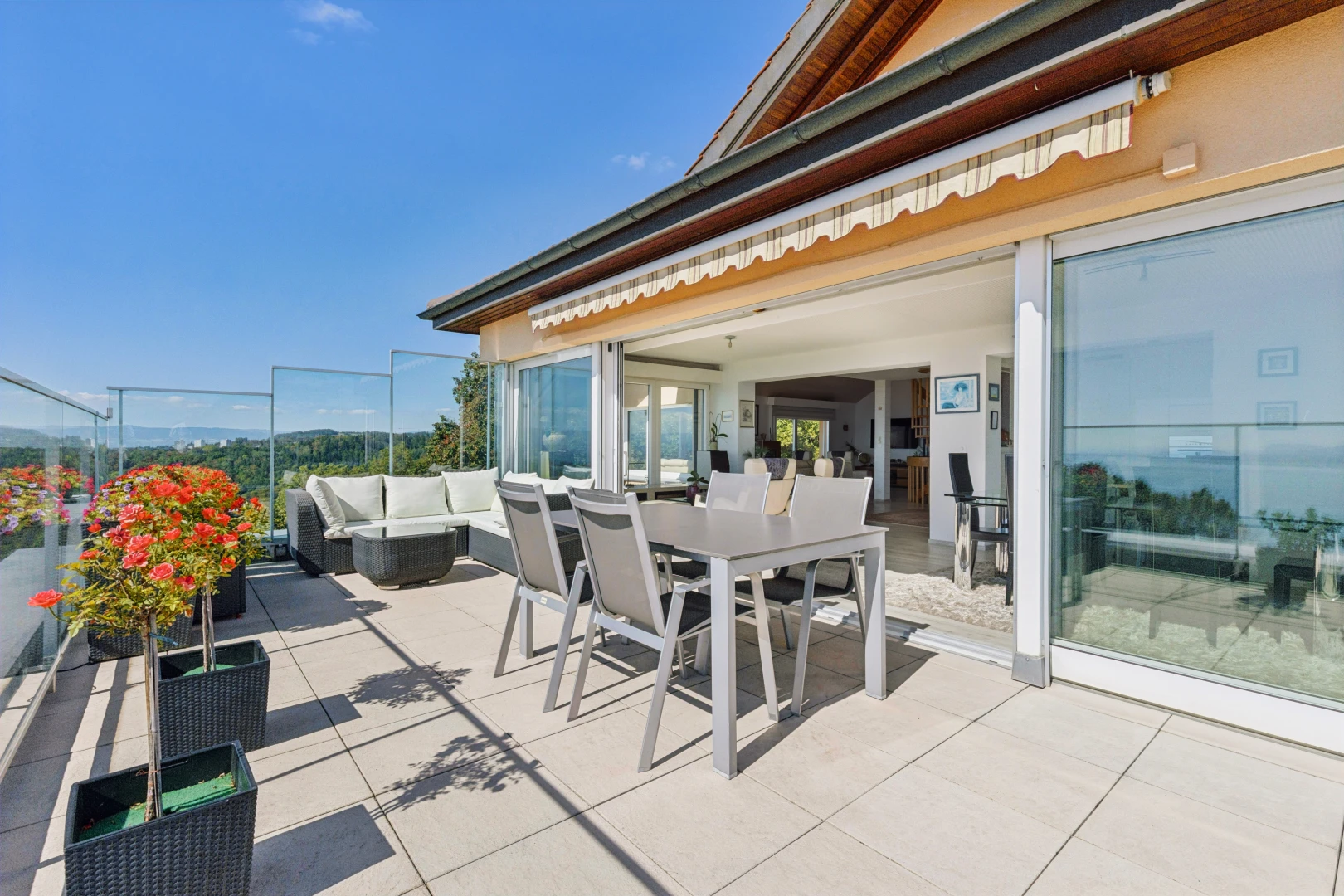 terrasse avec espace de vie extérieur, terrasse, auvent, day time, et from property