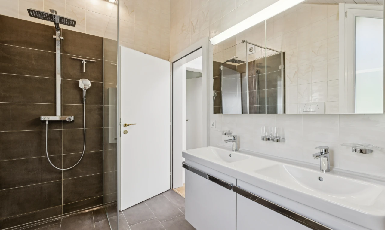salle de bains avec douche, salle de bain complète, double vasque, dark floor, et évier
