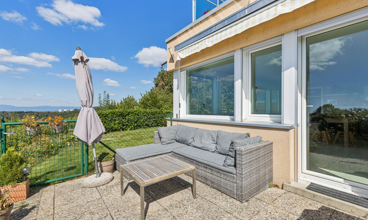 terrasse avec espace de vie extérieur, auvent, from property, terrasse, et day time
