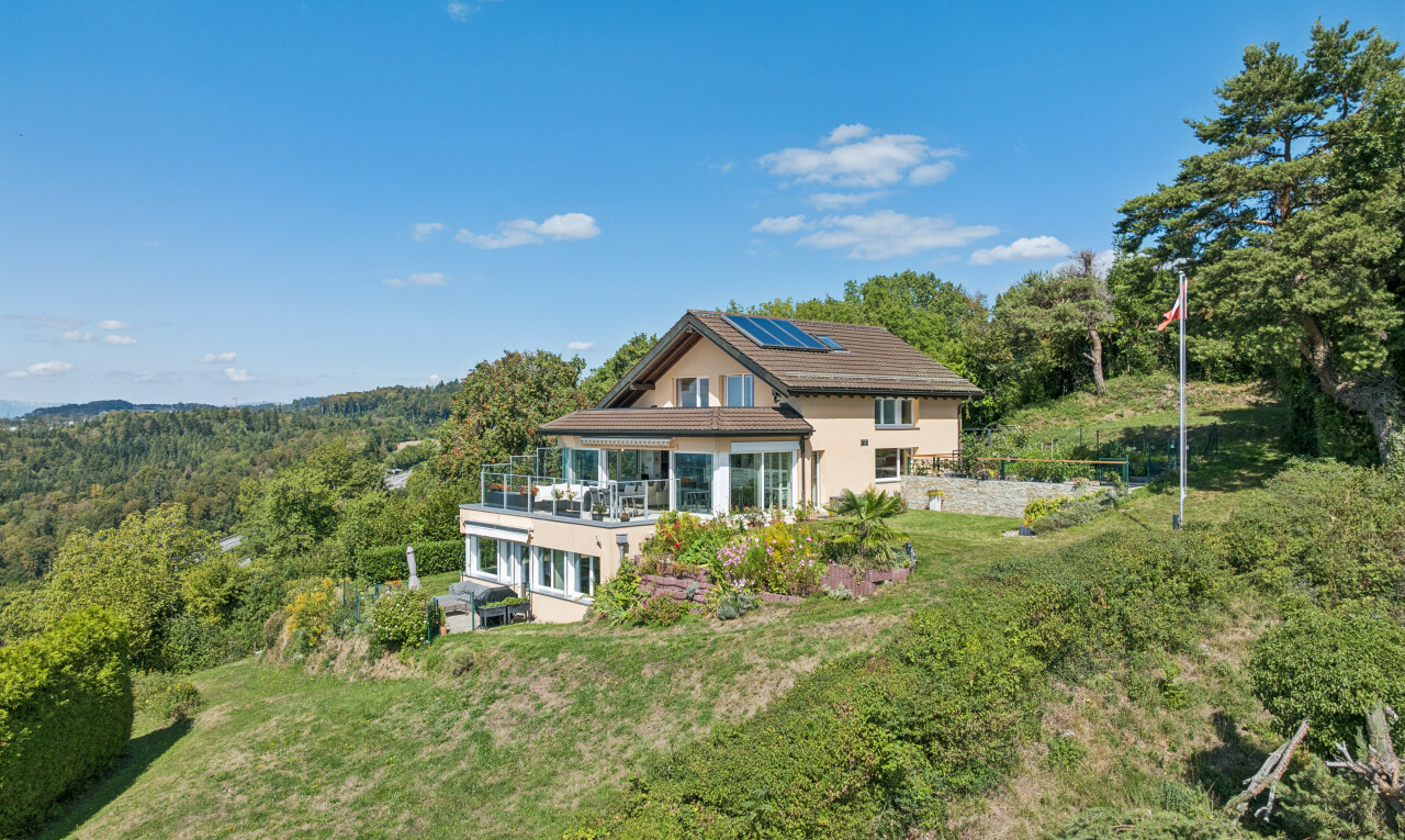 façade avec panneaux solaires, property visible, day time, forest view, et vue sur la forêt