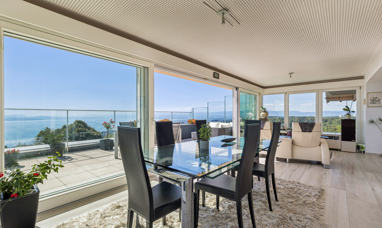 salon / salle à manger avec water view, vue sur l'eau, day time, wood finish floor, et sol en finition bois