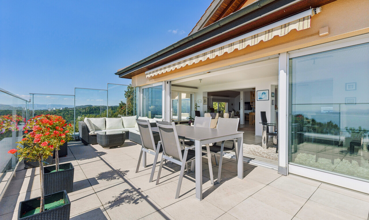terrasse avec espace de vie extérieur, terrasse, auvent, day time, et from property