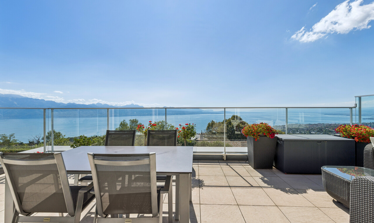 terrasse avec terrasse, water view, vue sur l'eau, day time, et coin repas extérieur