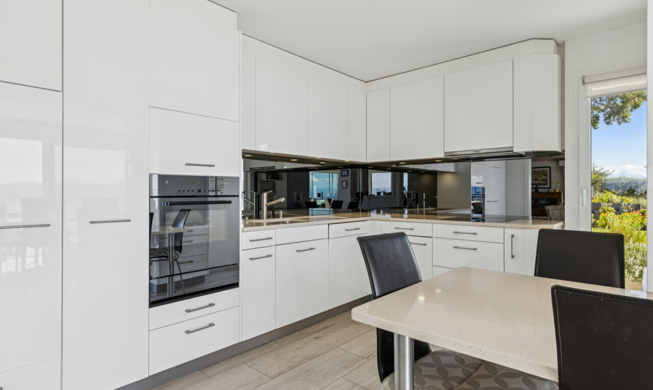 cuisine avec four, armoires blanches, white cabinets, light floor, et plans de travail