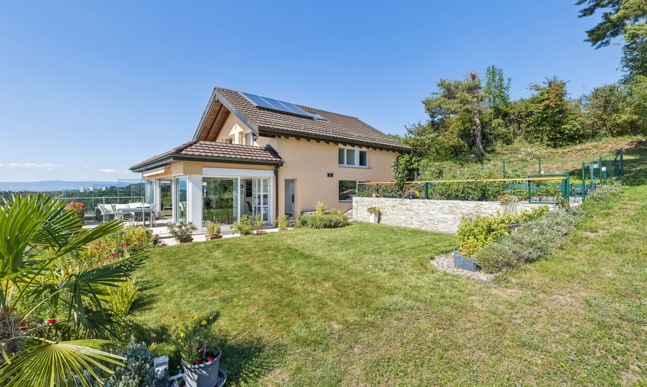 façade avec panneaux solaires, property visible, pelouse, from property, et toit en tuiles