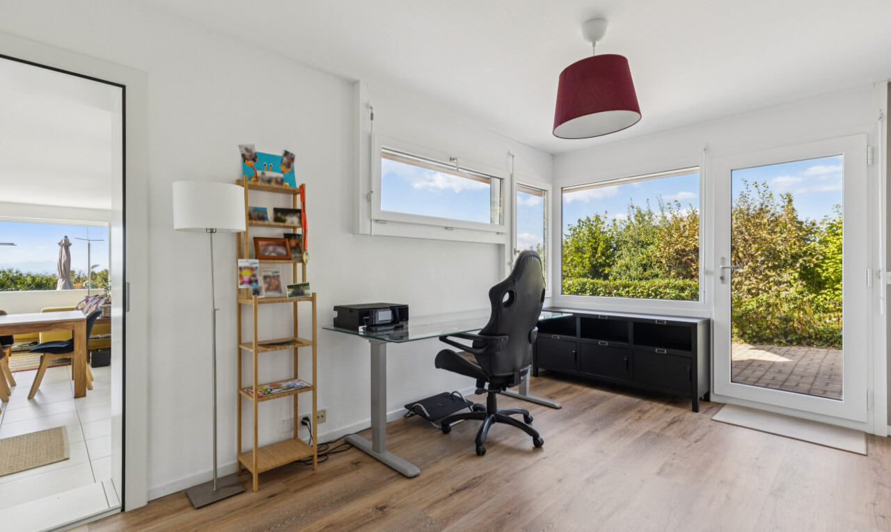 bureau avec accès à l'extérieur, day time, drywall, cloison sèche, et lumière naturelle