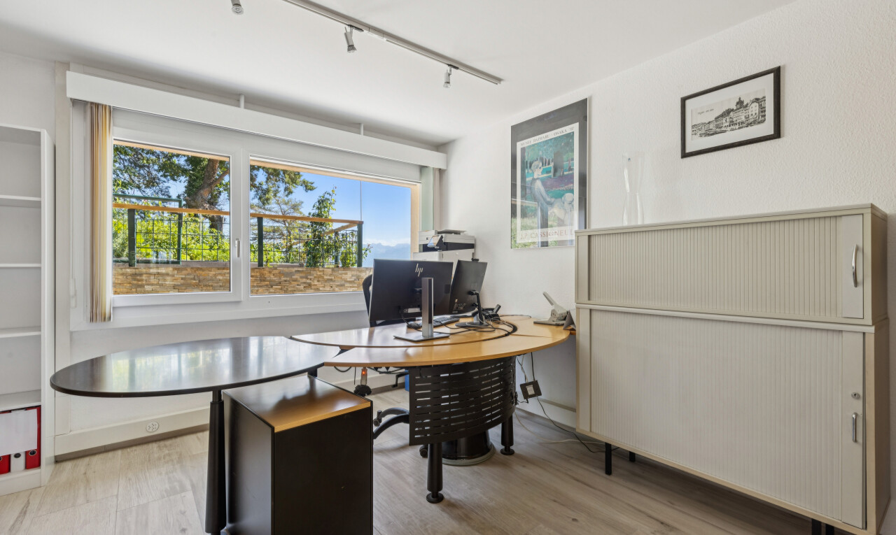 bureau avec éclairage sur rail, wood finish floor, sol en finition bois, télévision, et light floor